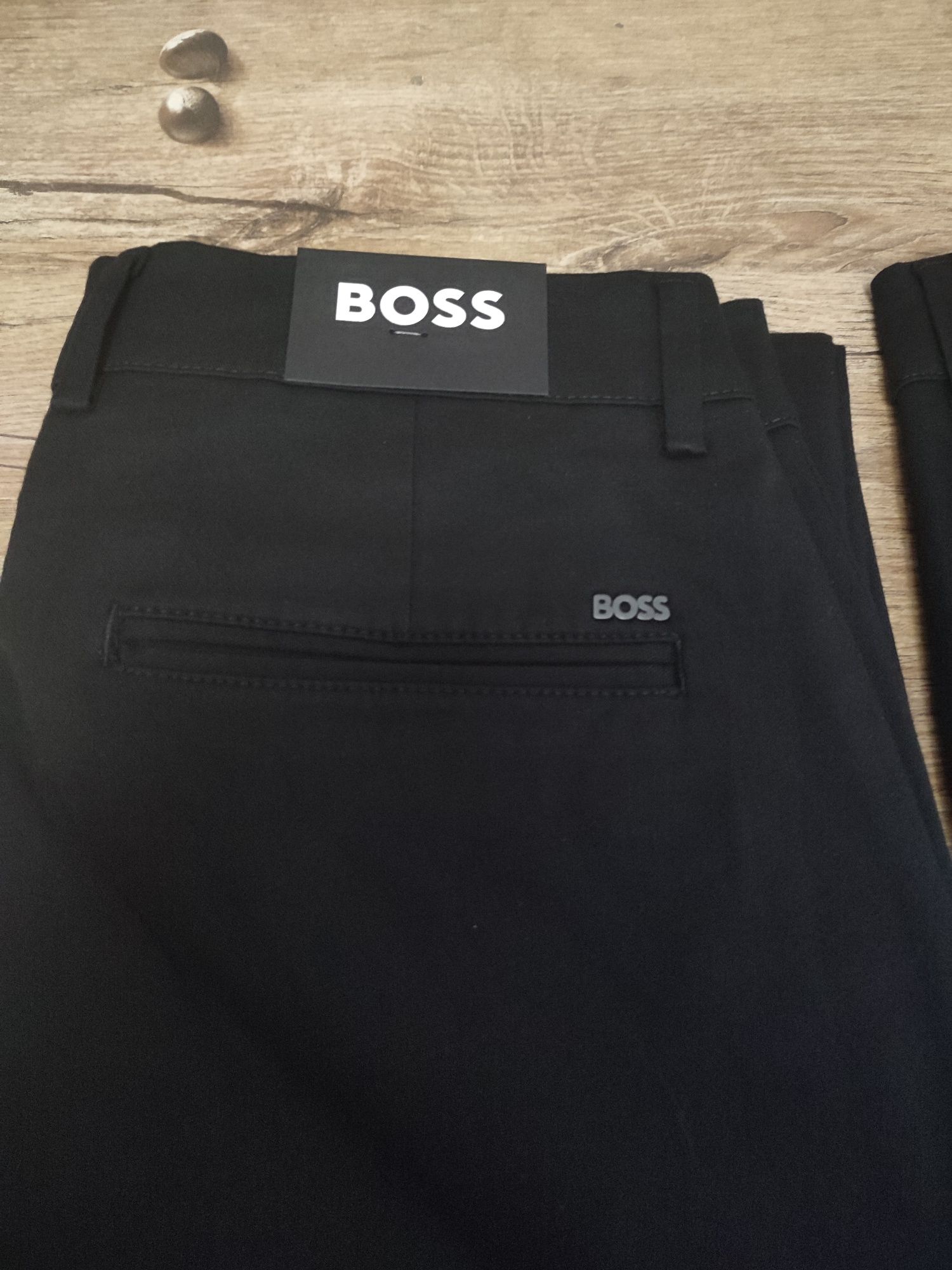 Pantaloni Hugo Boss.