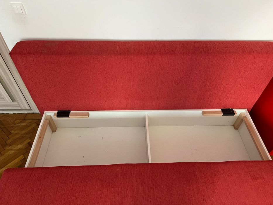 Canapea extensibila culoarea rosie