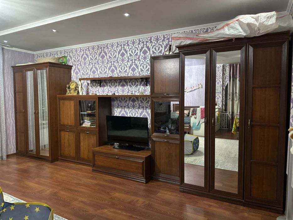 Продам спальный гарнитур из качественного натурального дерева