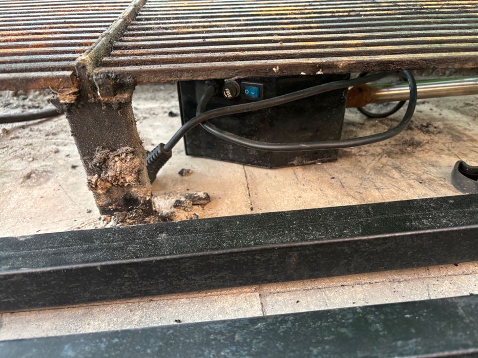 Скара а дървени въглища, чеверме с двигател.