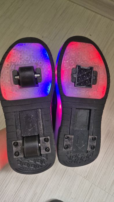 Светещи маратонки на колела