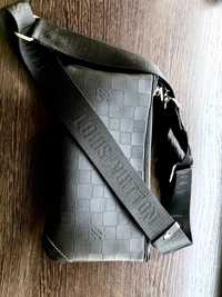 Louiss Vuitton clatch-messenger