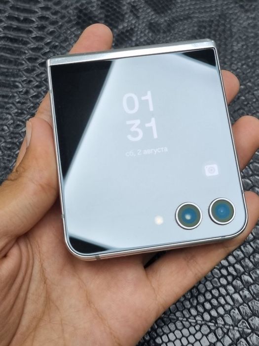 Samsung galaxy z flip 5 5G 8/256gb holati yaxshi