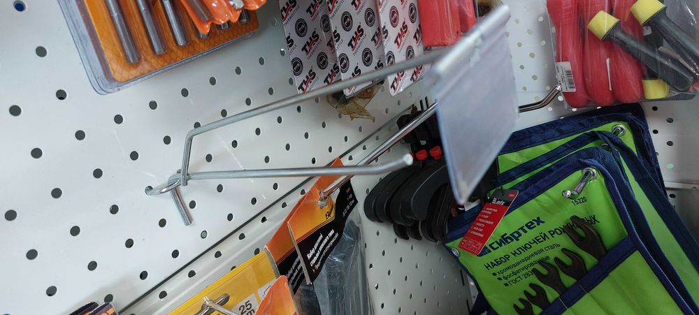 Продавам Кука за стелаж перфориран гръб