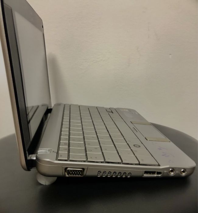 Vând laptop HP Mini 2133, stare bună și complet funcțional.