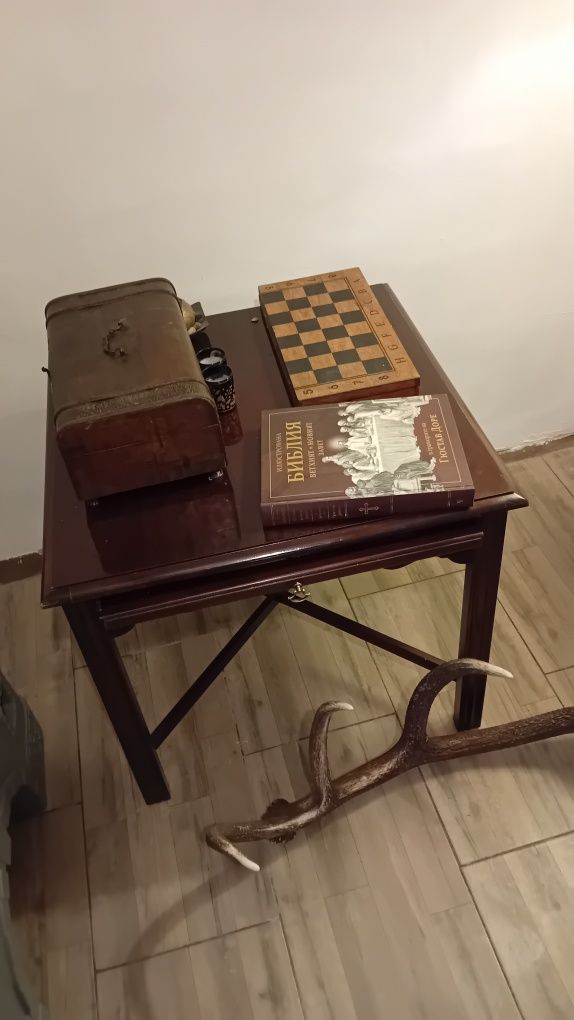 Ретро обзавеждане от масив