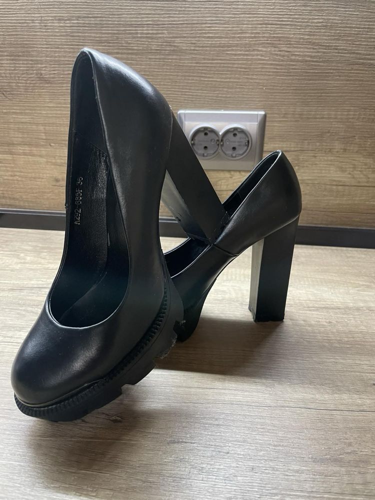 Обувки черни на ток