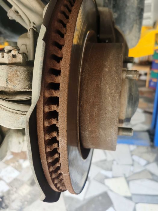 Продам на ландкрузер тойта 200 тормозные диски с колодками