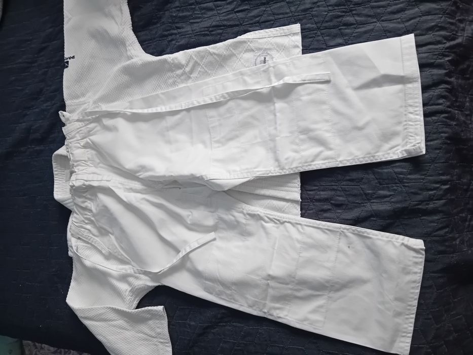 Vând costum karate/judo copii - nou, cu eticheta marca Decathlon