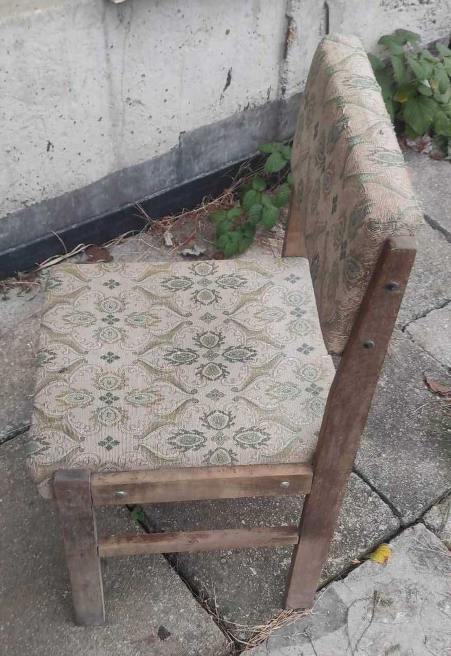 Стар дървен стол