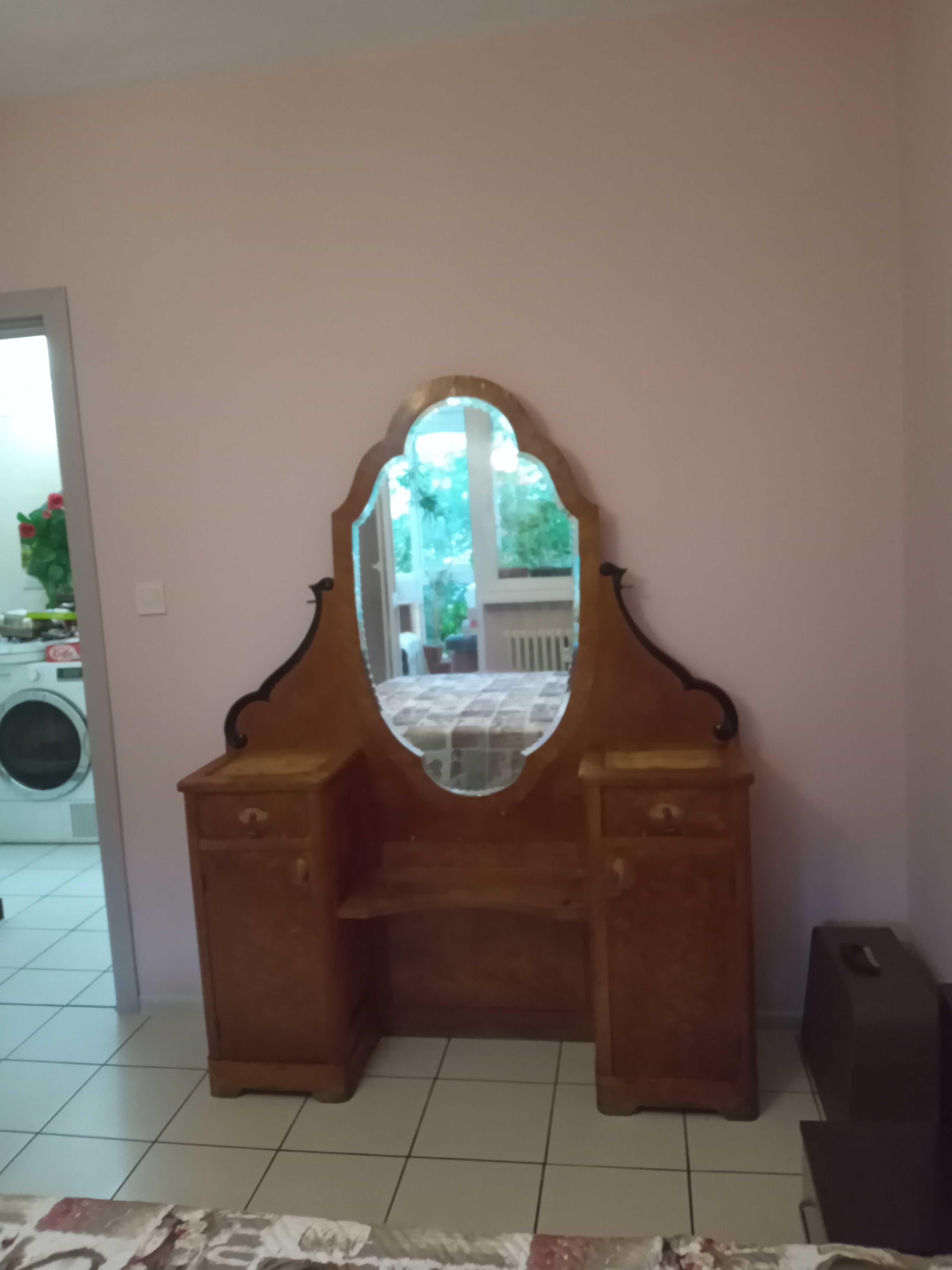 Старинна тоалетка с огледало