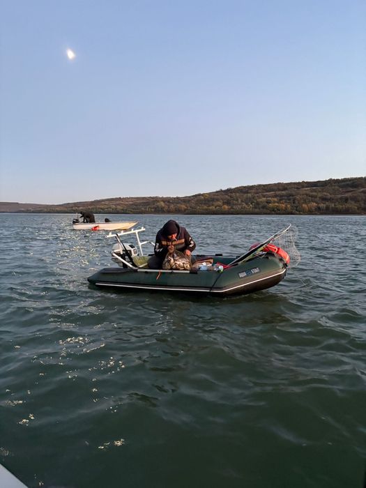 Barcă pneumatică cu motor și piridoc