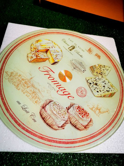 Platou rotativ, din sticlă, pentru servit brânzeturi!