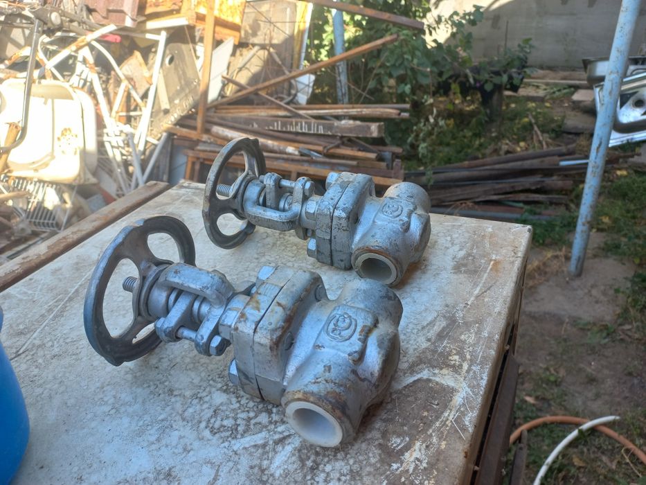 Продам задвижки краны