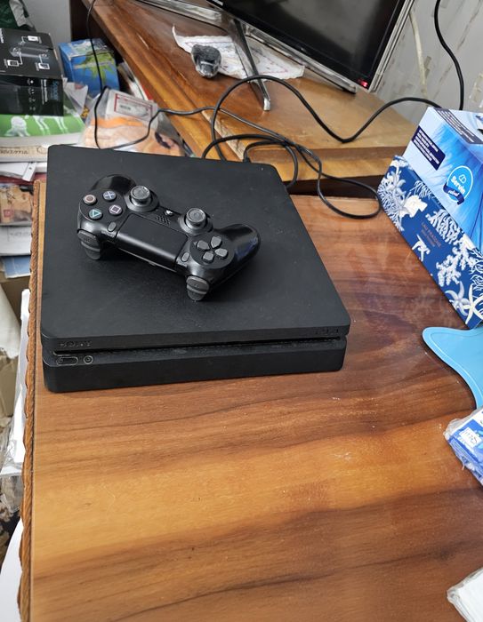 PS4 Slim 500GB + Controller– 600 lei