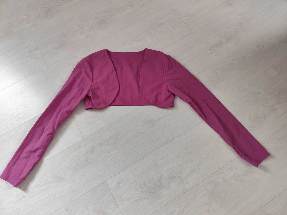 Рокля с гол гръб и ръкави