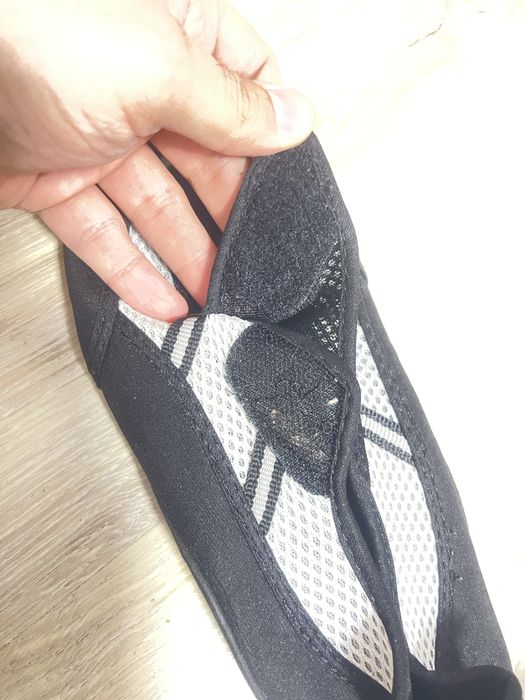 Pantofi sport/ adidasi negrii cu alb cu prindere cu scai