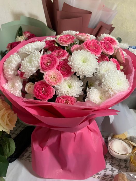 Кустовые розы и хризантема букет