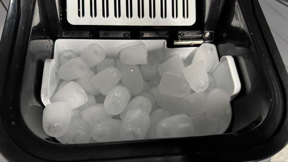 Aparat de facut cuburi de gheata . 12 kg pe zi