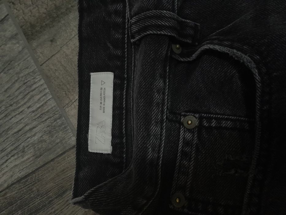 Pantaloni scurti distressed Zara