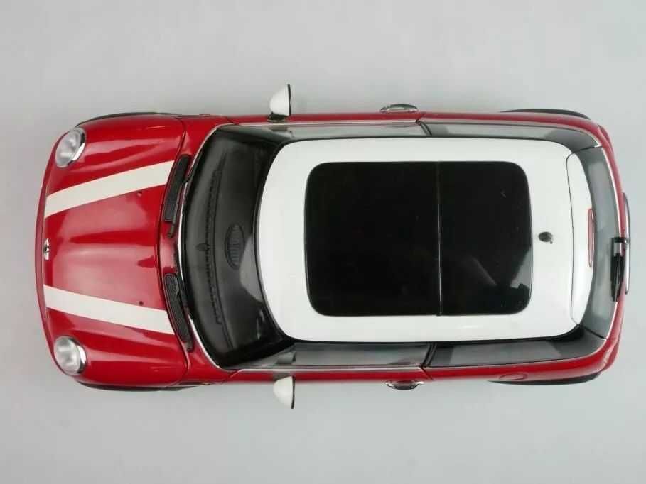 Продавам метална количка MINI Cooper R50 на Kyosho в мащаб 1:18