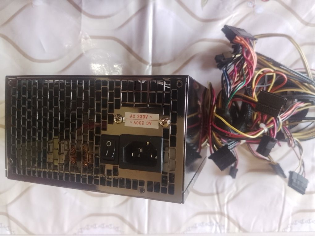 Продается блок питания HuntKey V- Power 550Вт.