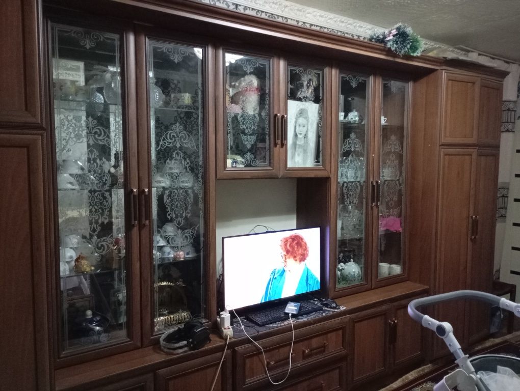 Продаётся сервант