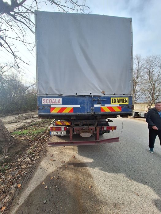 Vînd camion de școală