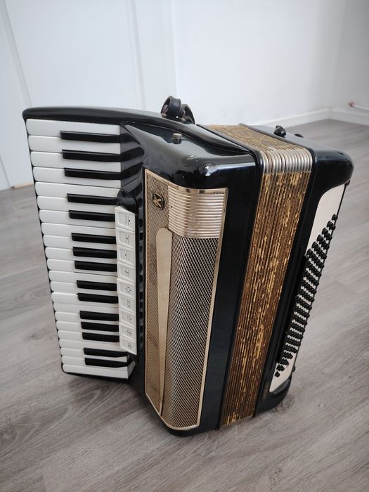Vând acordeon marca Hohner cu 96 bași preț 1500ron neg