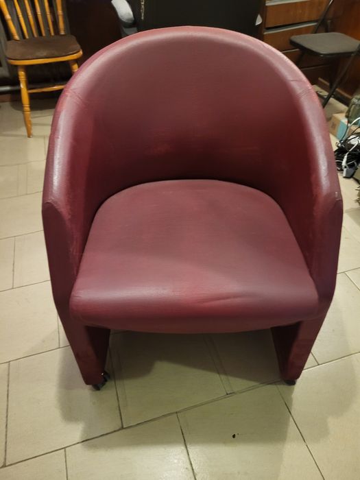 Продавам фотьойл / кожен стол на колела