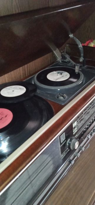 Радиоприемник проигрователь с пластинками, и с запасками иголок