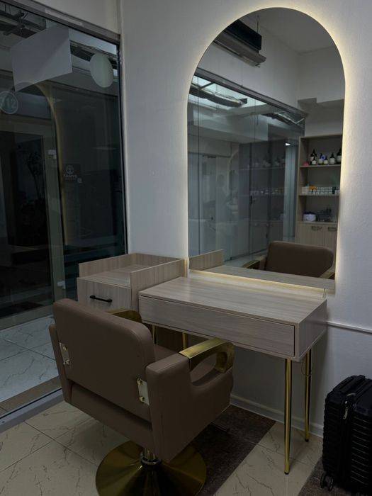 Зеркало, комод, салонный шкафчик и кресло