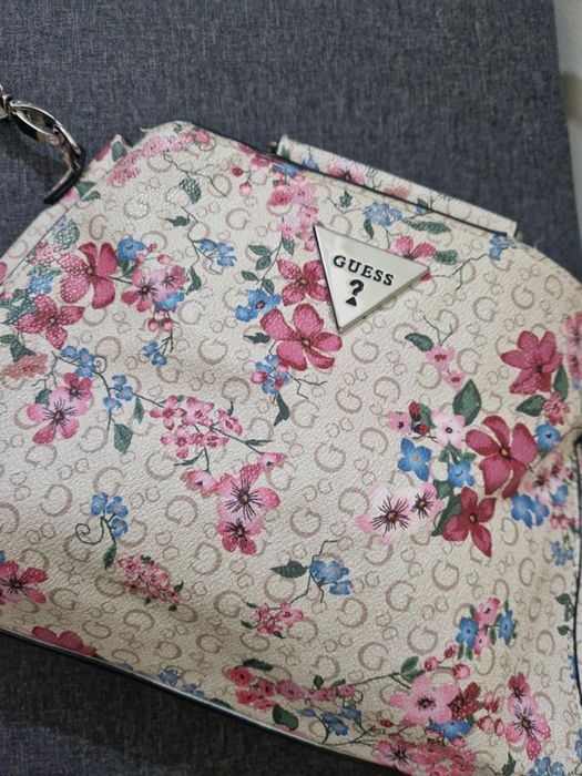 Страхотна чанта Guess