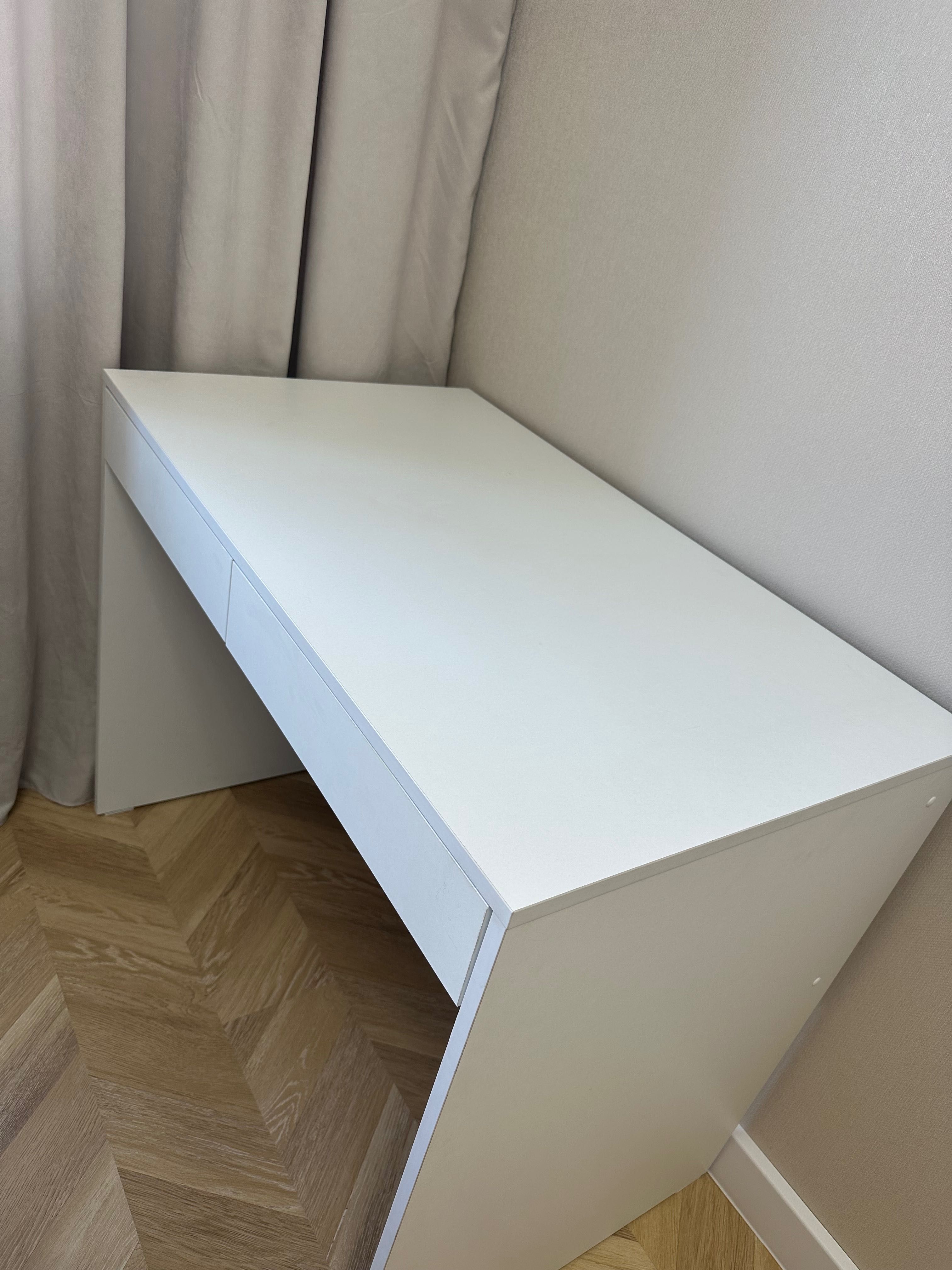 Стол IKEA в идеальном состоянии