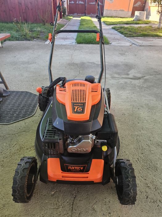 Masina de tuns iarba  benzina