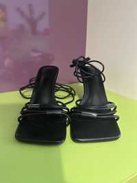 Черни сандали на ток