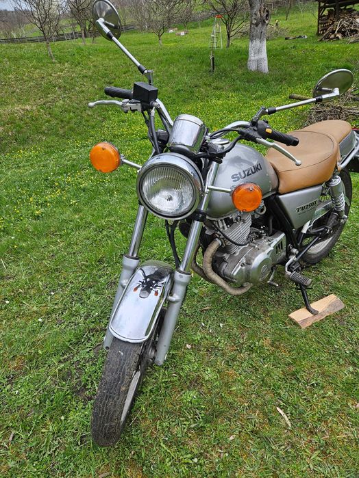 Motocicleta Cafe racer Suzuki TU 250 X