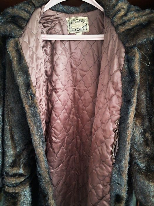 Тъмно кафяво палто с косъм