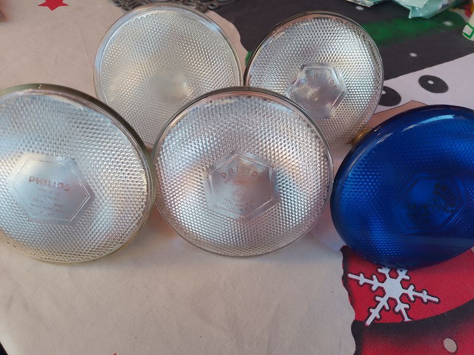 5 Spoturi PAR 38 Philips NOI
Spoturile sunt noi , 220 V - 80 W.