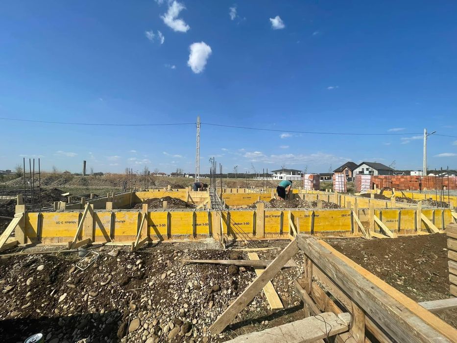 Construim case la roșu cu echipă experimentată și la preț corect