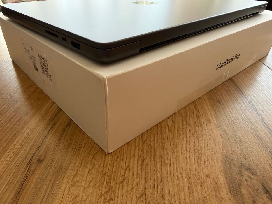 НОВ MacBook Pro 16" M5 MAX Chip 18-CPU/32-GPU/36GB RAM/2TB SSD В ГАРАНЦИЯ 3.04.2027г — миниатюра 3