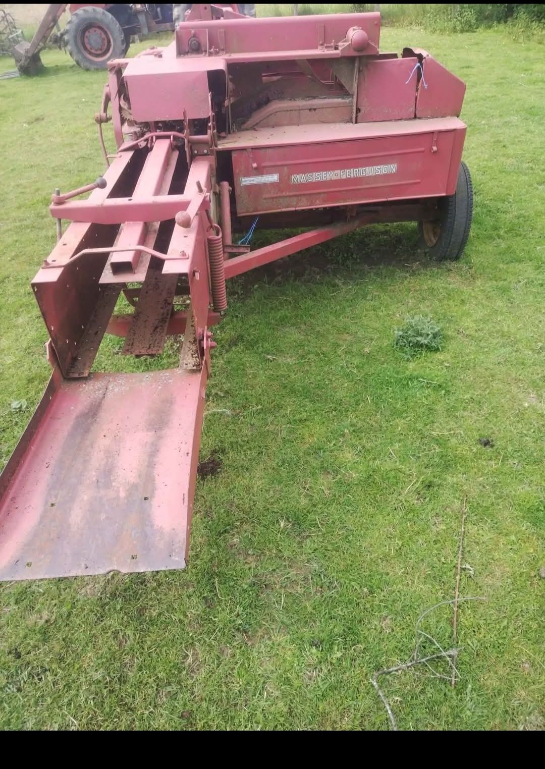 Vând balotiera massey ferguson în stare de funcționare