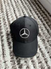Черна шапка с козирка на Mercedes