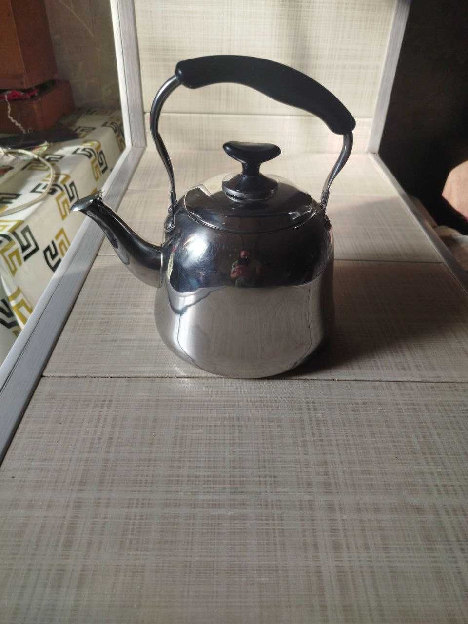 Продаю чайник из  нержавейки 2. 5 л звоните смело