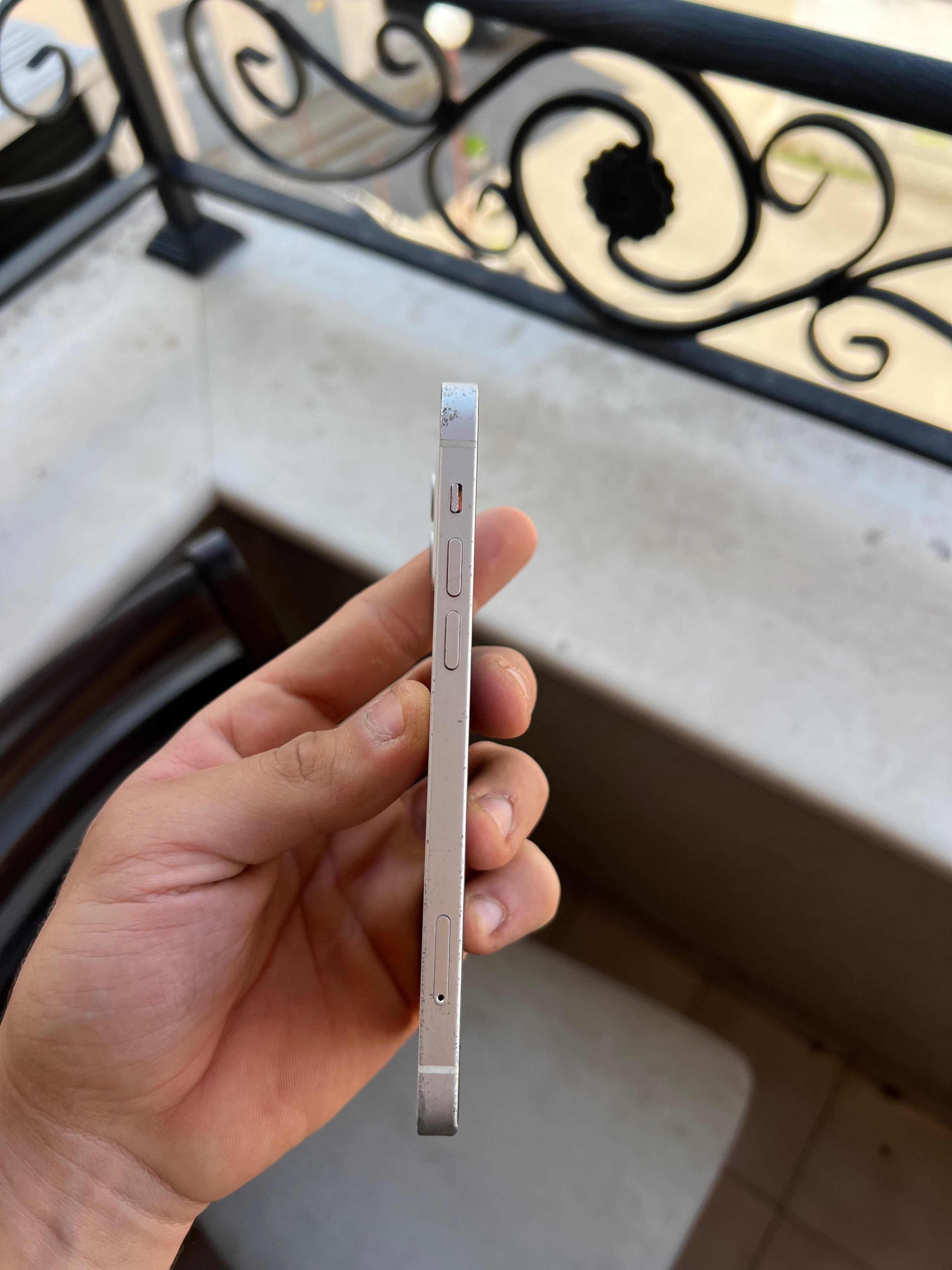 iPhone 12 батерия