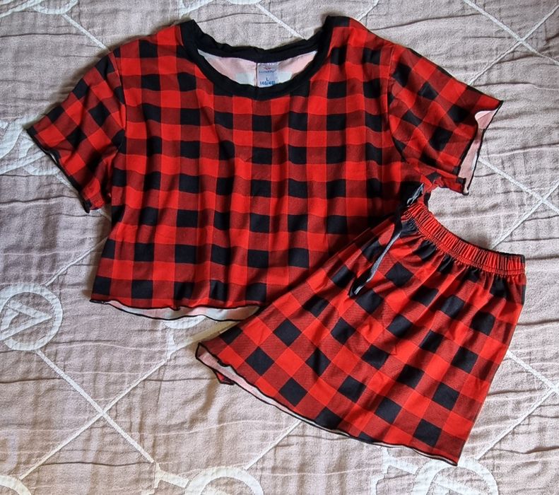 Pijama roșie, top și șorturi.