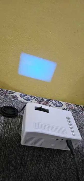 mini proiector portabil uc18 model