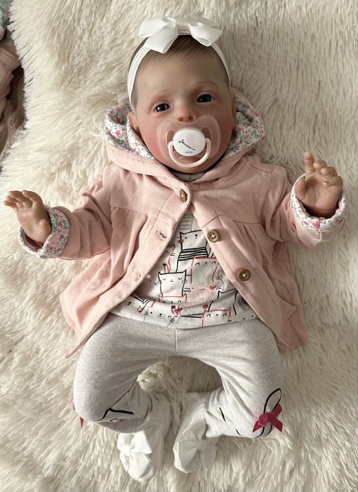 Fetita rebon papusa noua