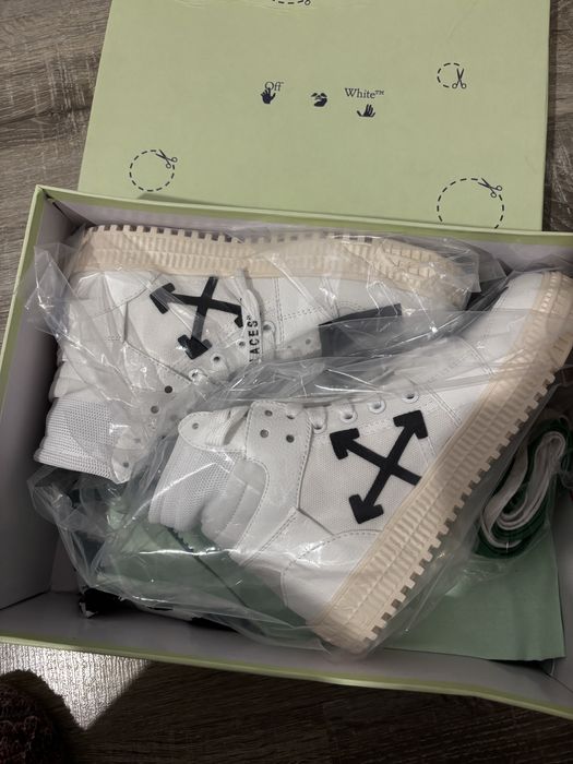 off white noi cu eticheta