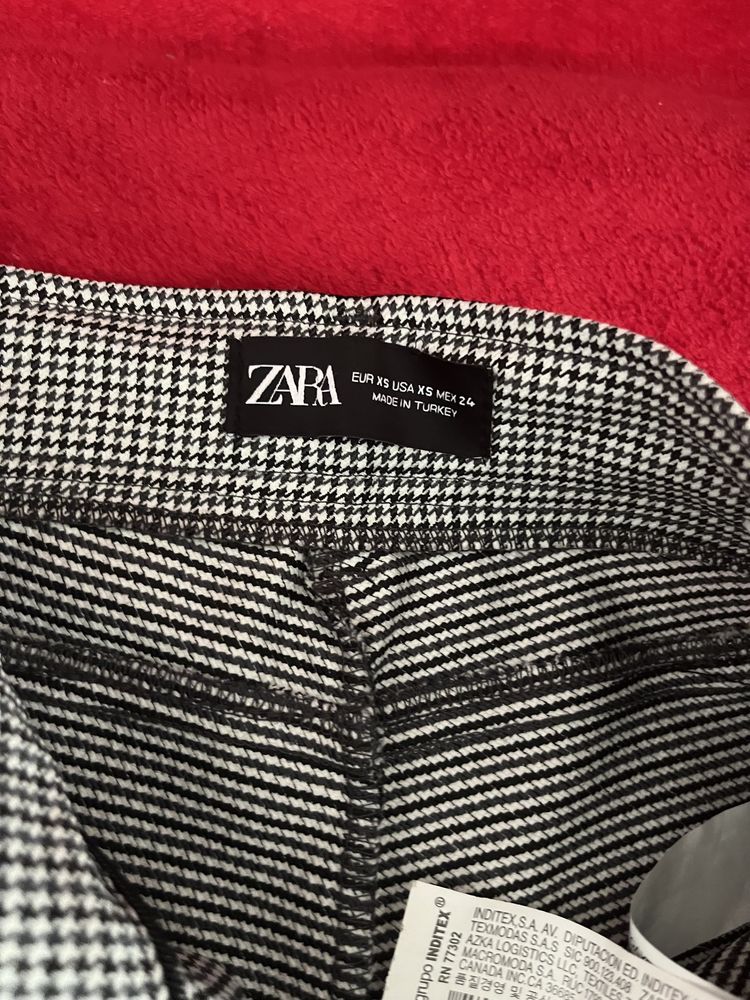 Pantaloni din Zara
